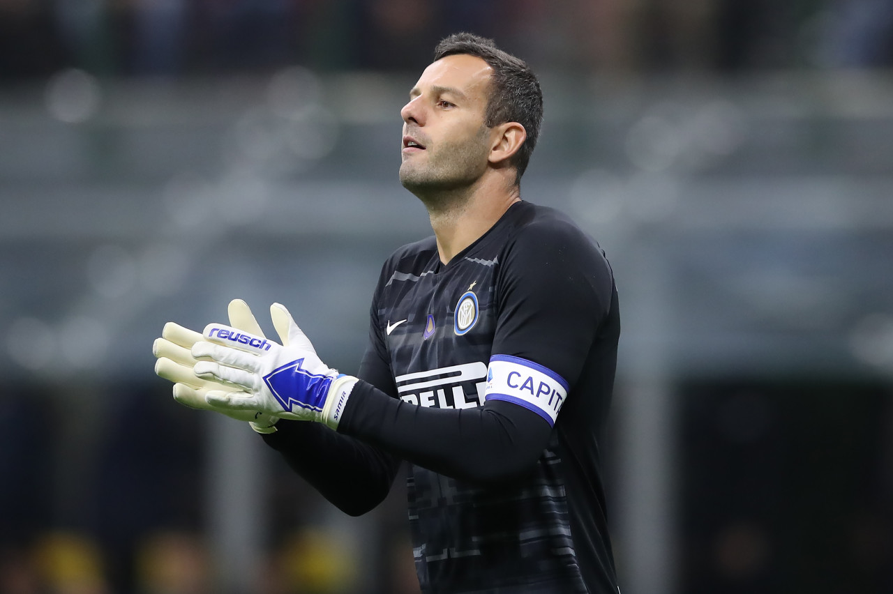 中后卫极限拦截救球队一命（中后卫神勇封堵力挽狂澜）