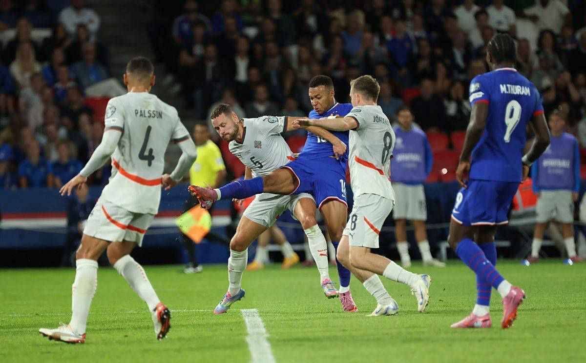 本泽马评选历史最佳阵容：（本泽马评出心目中历史最佳阵容）