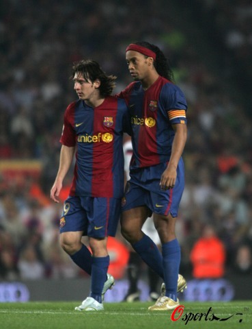 九人皇马主场输球，转播镜头拍到贝林辱骂四官：你XX的白痴（皇马仅剩9人主场失利，转播镜头疑捕捉贝林怒喷第四官员）