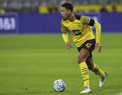 TA：纽卡继续在欧冠中高歌猛进；丹-伯恩的头球破门无与伦比（TA：纽卡欧冠再下一城；丹·伯恩无解头槌建功）