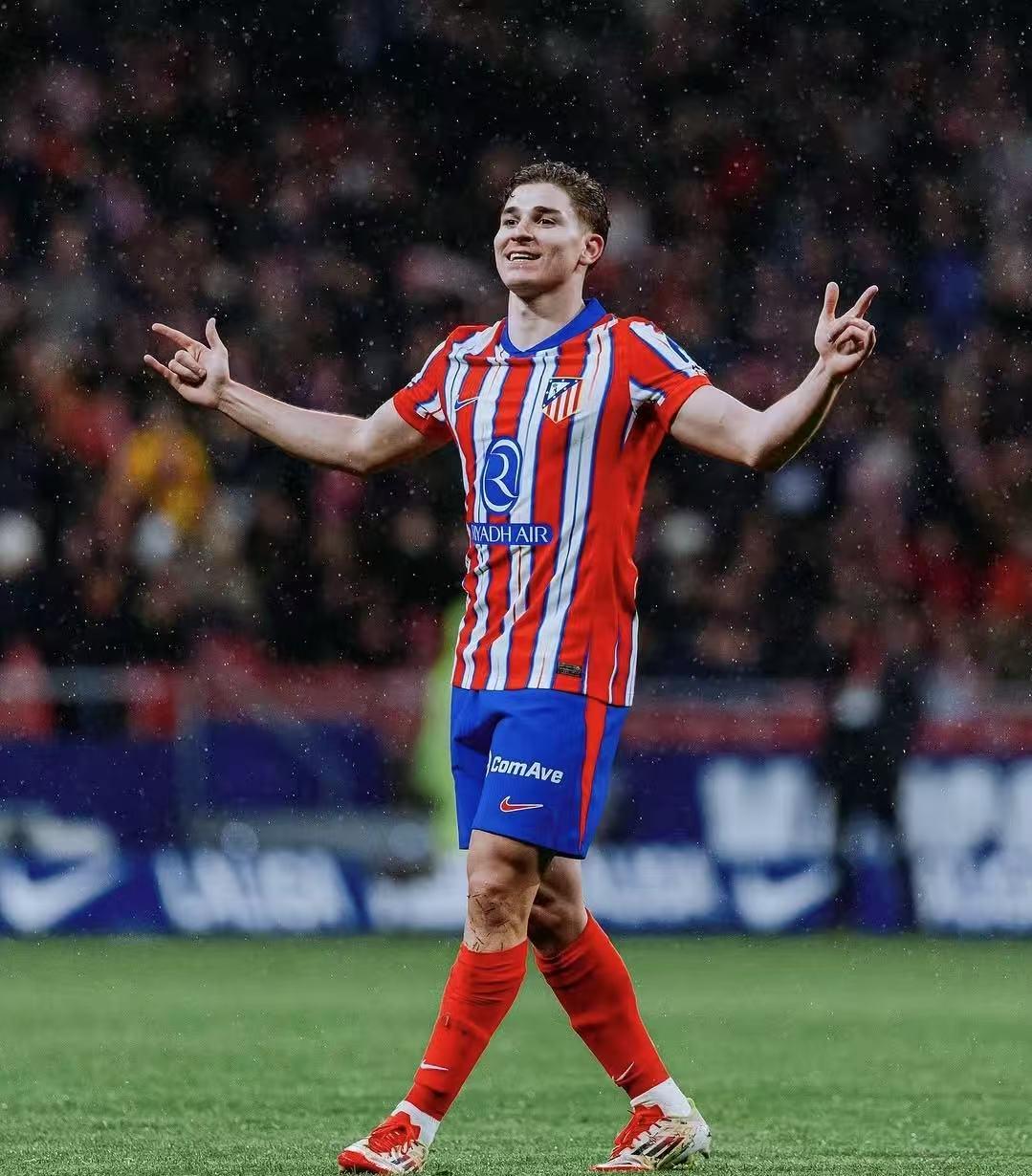 南通发布：苏超南通队载誉而归，3000多名球迷迎接城市英雄（南通发布：苏超南通队凯旋，三千余球迷迎接城市英雄）