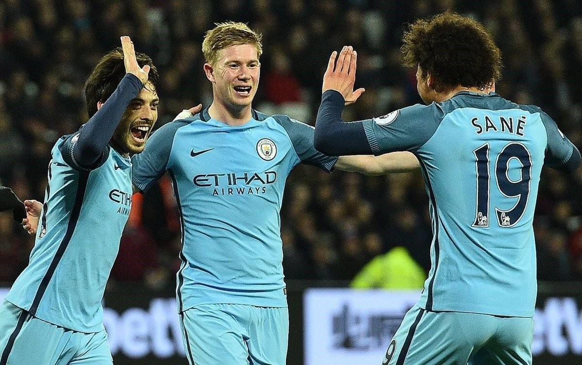 皇马在国家德比后失利，阿隆索面临下课危机，巴萨趁机领跑，西甲争冠形势严峻。（国家德比失利令皇马受挫，阿隆索帅位告急，巴萨乘势领跑，西甲争冠风云突变）