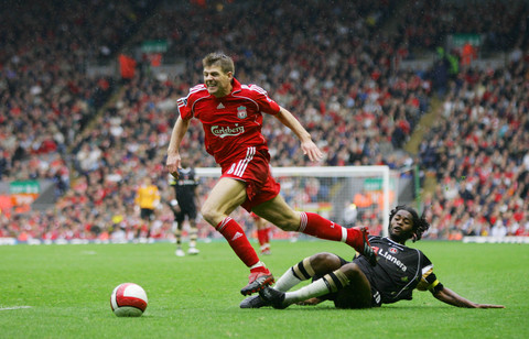 致敬蓝军传奇，库库雷利亚度假时身穿德罗巴球衣（库库雷利亚度假穿德罗巴战袍，向蓝军传奇致敬）