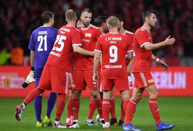 3C：退役三天前我和莱万说不想再为任何球队踢球，除非是巴萨（3C：退役前三天我告诉莱万，除了巴萨，我不会再为任何球队效力）