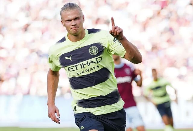 台州队赠沙埠窑青瓷姜糖礼盒，温州队回赠非遗茶饼（台州队以沙埠窑青瓷姜糖礼盒相赠，温州队以非遗茶饼回礼）