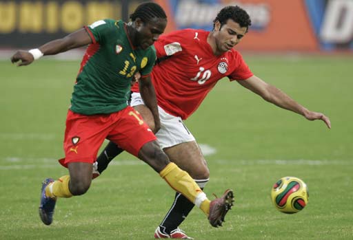 詹姆斯篮板抢断关键时刻锁定胜局（关键时刻，詹姆斯以篮板与抢断锁定胜局）