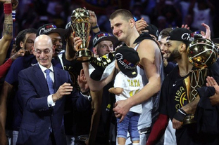 半场战报：弗赖堡2-0美因茨，格里福建功，库布勒破门（半场速报：弗赖堡2-0领先美因茨，格里福与库布勒先后破门）