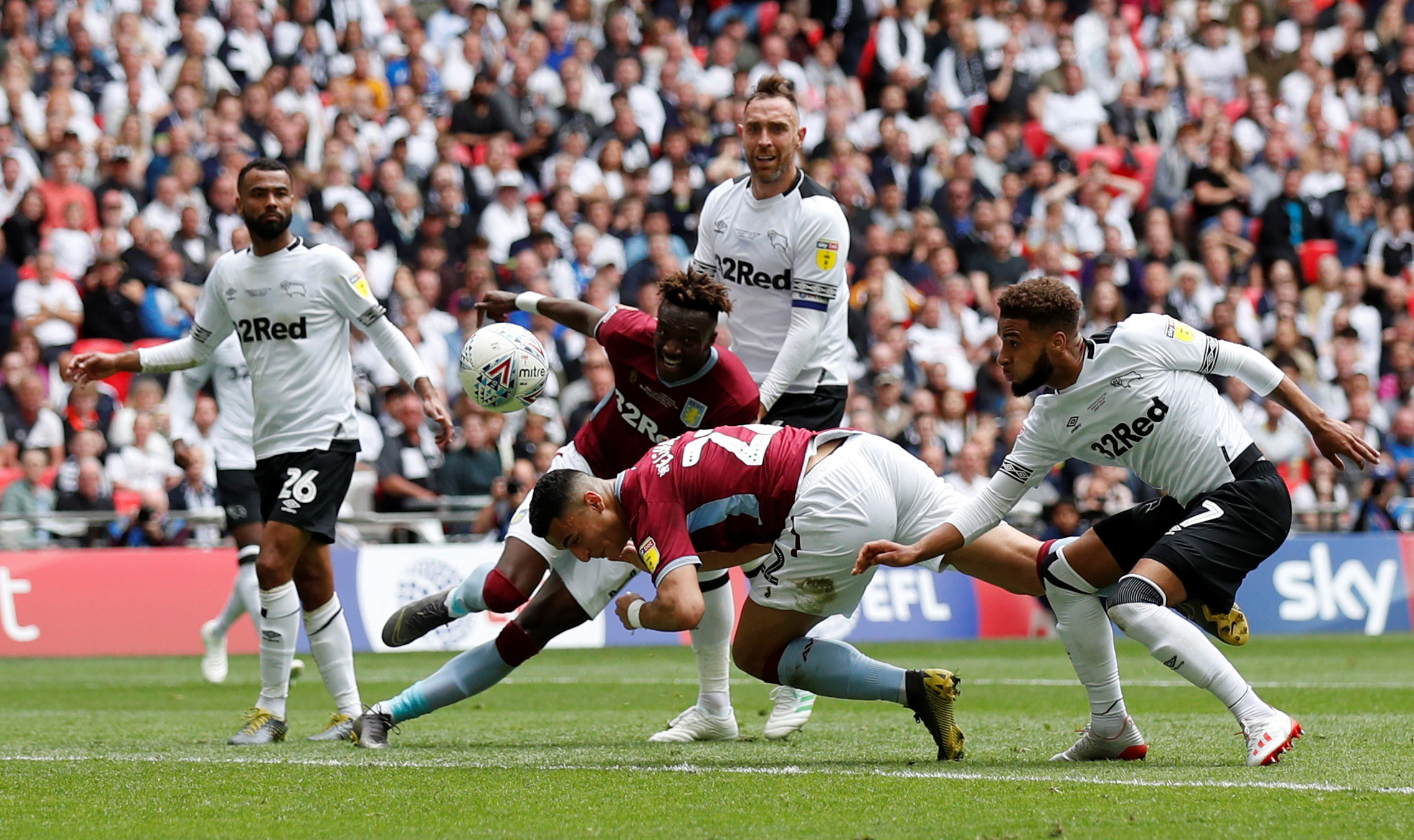 两条重大线索表明卡洛斯·巴莱巴即将加盟曼联。（两大迹象显示卡洛斯·巴莱巴接近加盟曼联）