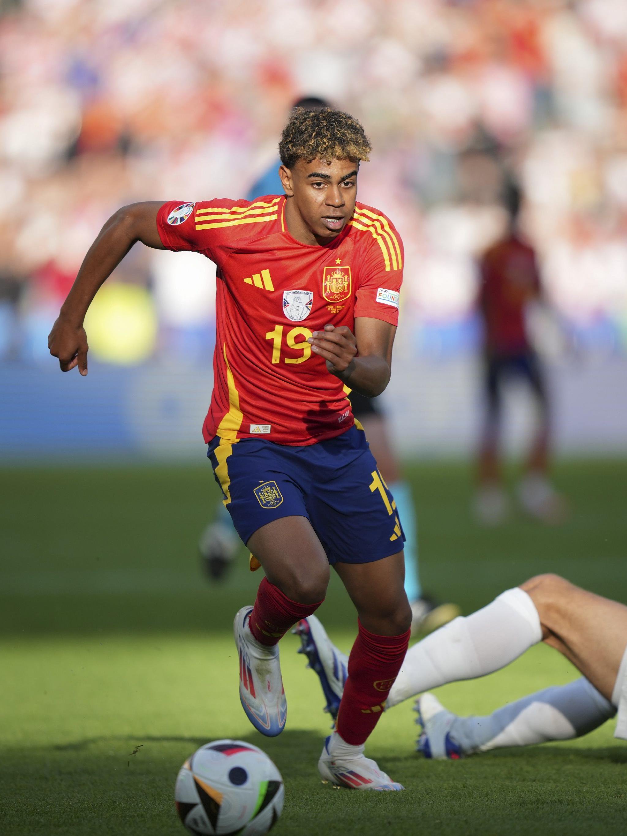 惨败国安后亚泰球员贺一然被自家球迷辱骂，他做出手势回击（惨负国安后，亚泰球员贺一然遭本队球迷辱骂，以手势回敬）