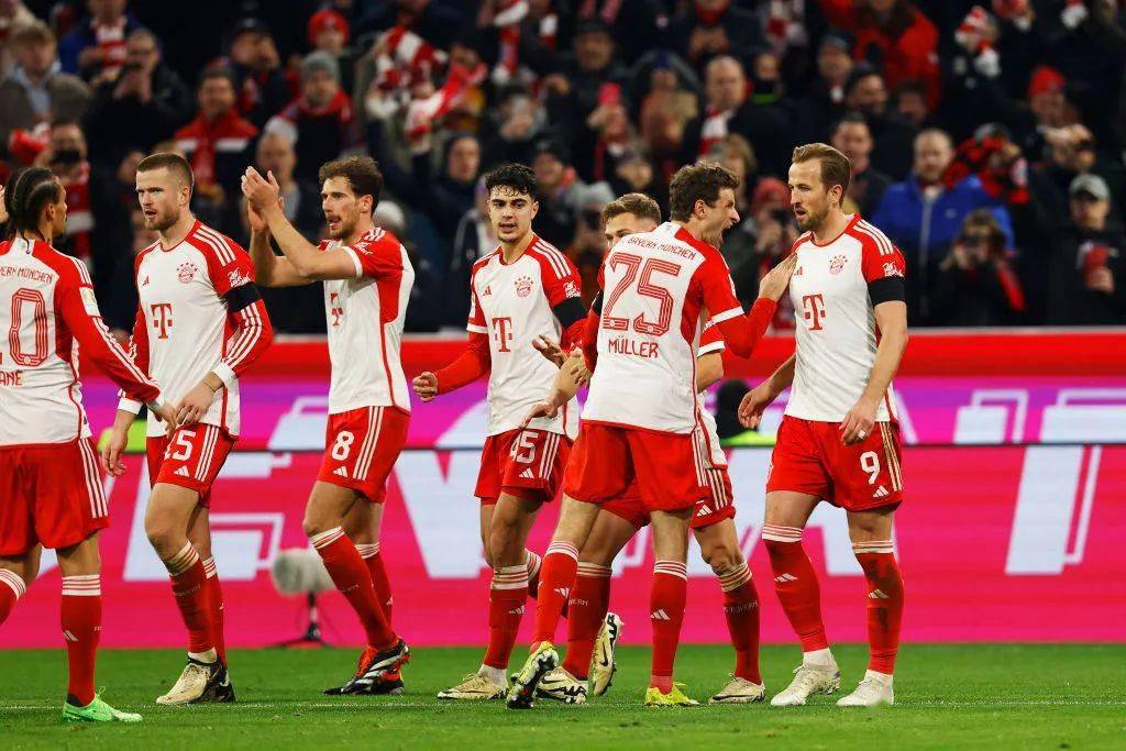 拜仁vs美因茨首发：凯恩领衔，卡尔在列，迪亚斯缺席（拜仁对阵美因茨首发名单：凯恩领衔，卡尔入选，迪亚斯缺席）