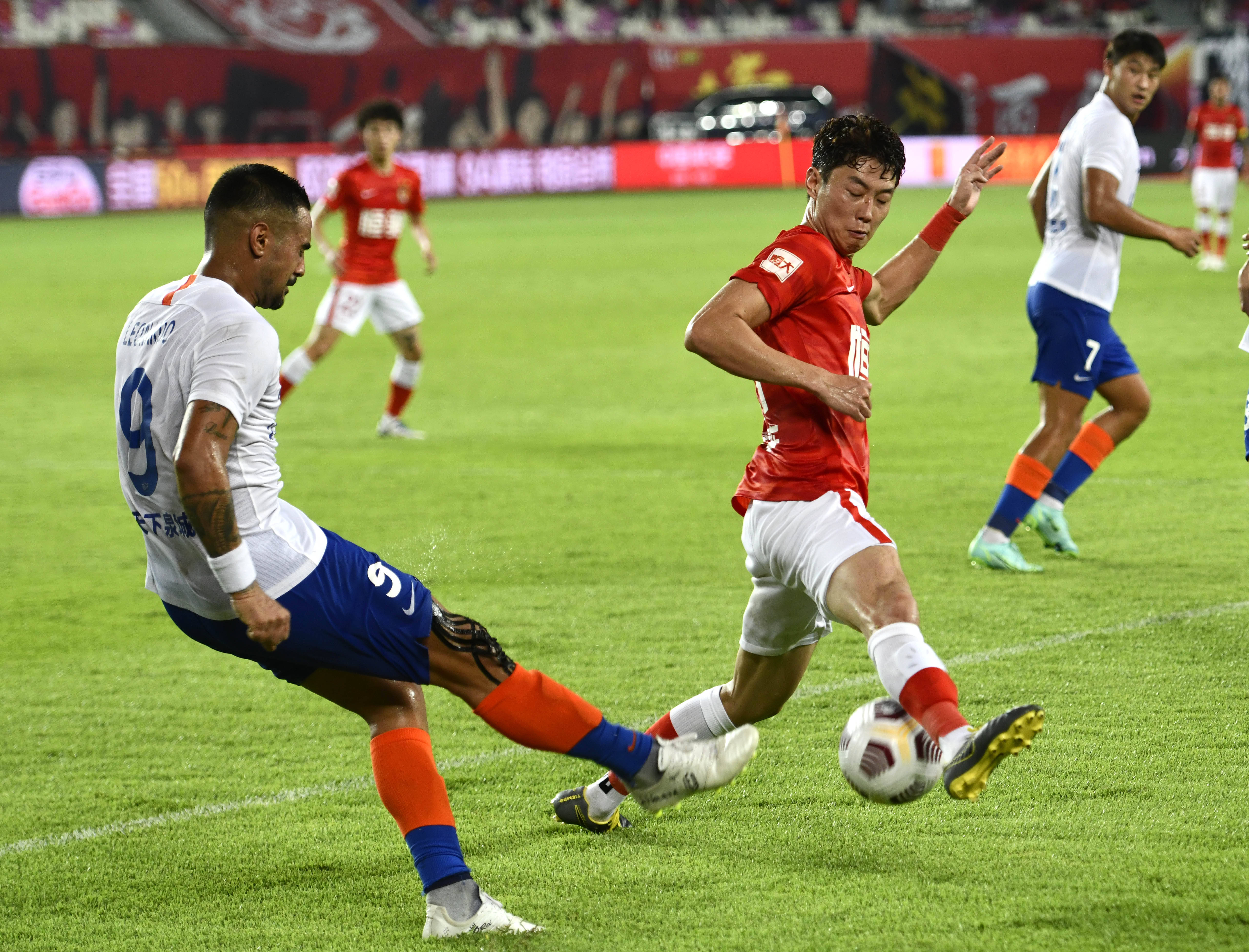 图片报：米兰对金玟哉感兴趣，在今夏就曾观察过他（图片报：米兰有意金玟哉，今夏已派人考察）