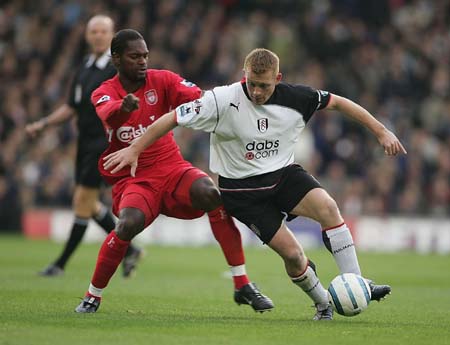 阿尔维斯再度现身宗教场合，拿起麦克风向信徒们传教（阿尔维斯再现宗教活动现场，手持麦克风向教众布道）